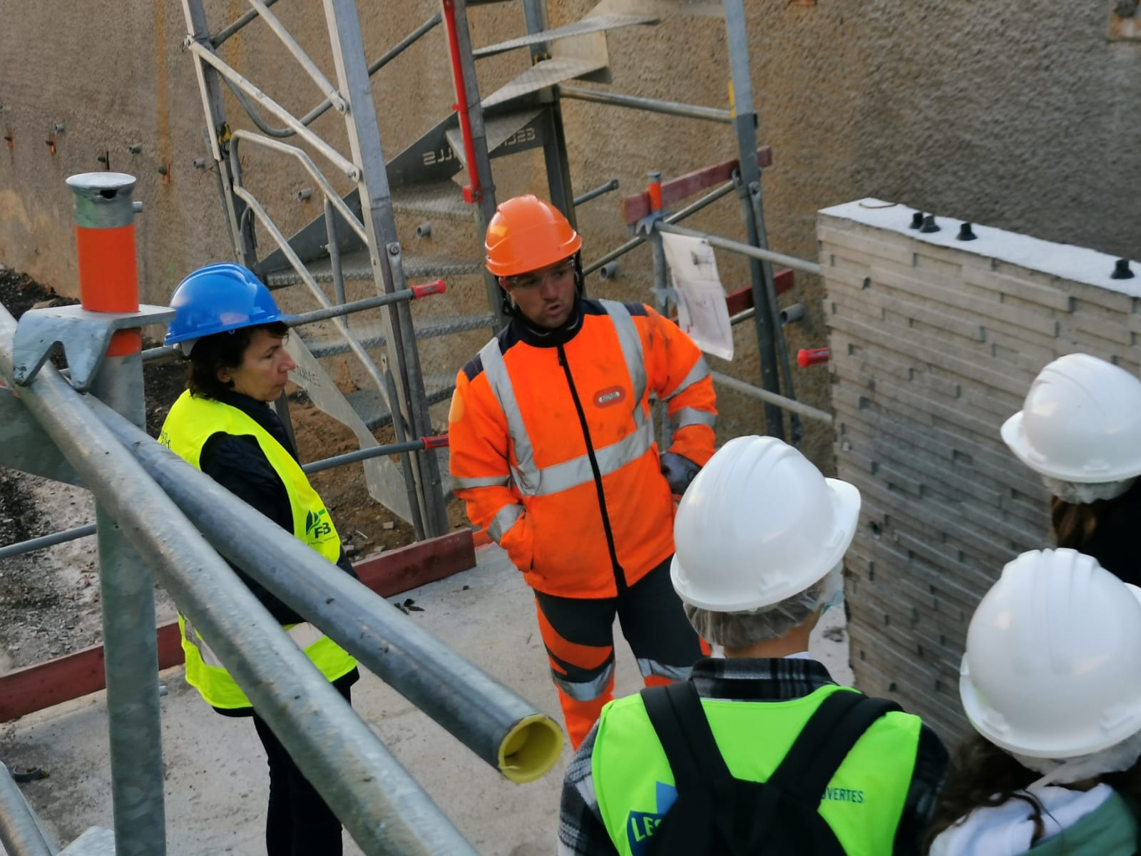 Les collégiens dans les coulisses du bâtiment 